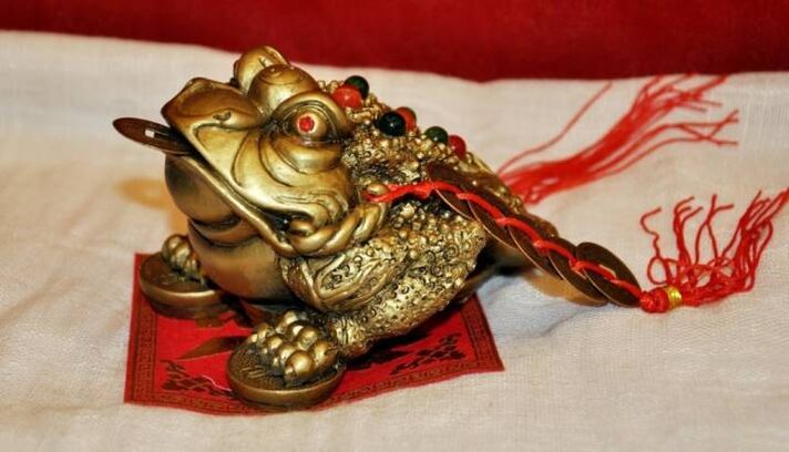 like a money frog amulet of luck