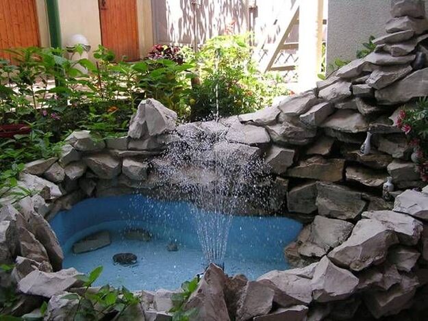 a fountain to attract money